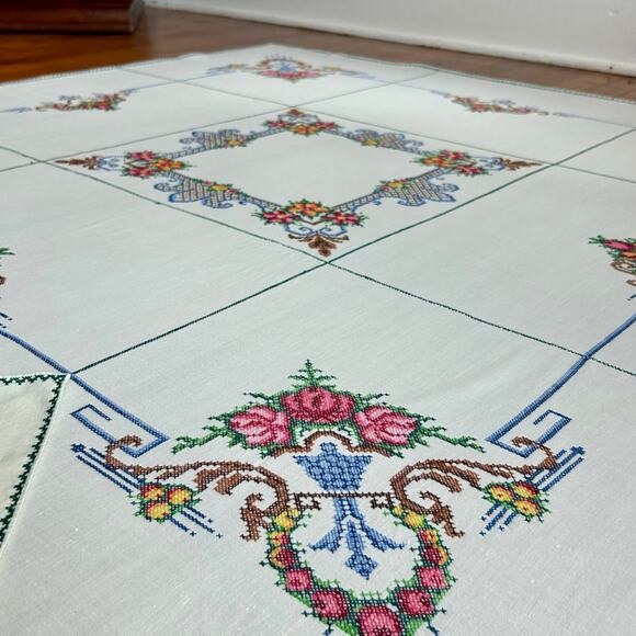 Vintage White Cotton Blend Embroidered Tablecloth with 4 Matching Napkins Floral - Picture 9 of 16